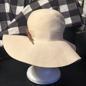 Chelton Vintage Cream Wool Felt Hat With Feathers